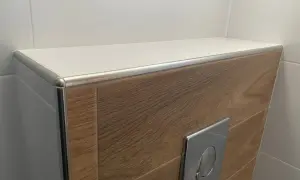 Eleganckie listwy wykończeniowe do płytek narożne, podkreślające nowoczesny design łazienki.