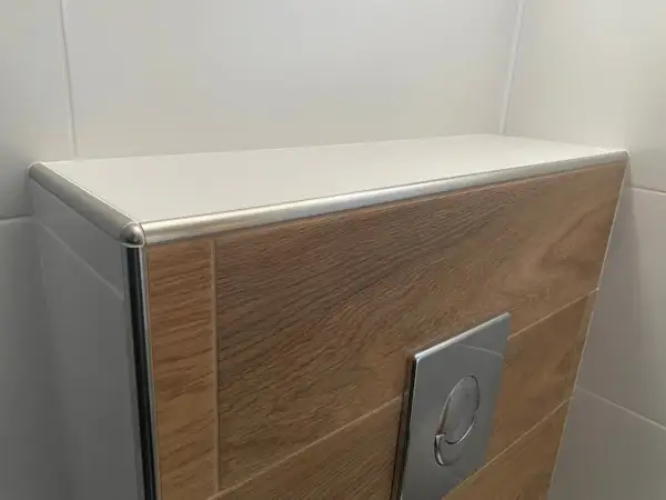 Eleganckie listwy wykończeniowe do płytek narożne, podkreślające nowoczesny design łazienki.